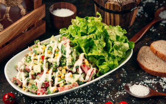 Летний взрыв вкуса: этот салат с креветками и пикантной кукурузой покорит ваше сердце