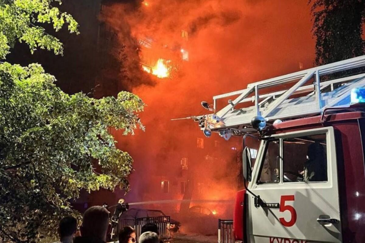 В Курске в жилой дом попал дрон, вероятно, после сбивания российскими средствами РЭБ