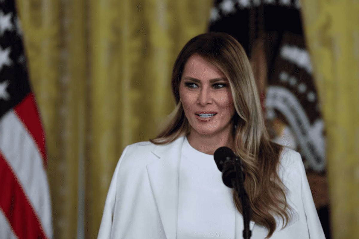 "Секретний" лист: чому Трамп передав путіну лист першої леді США