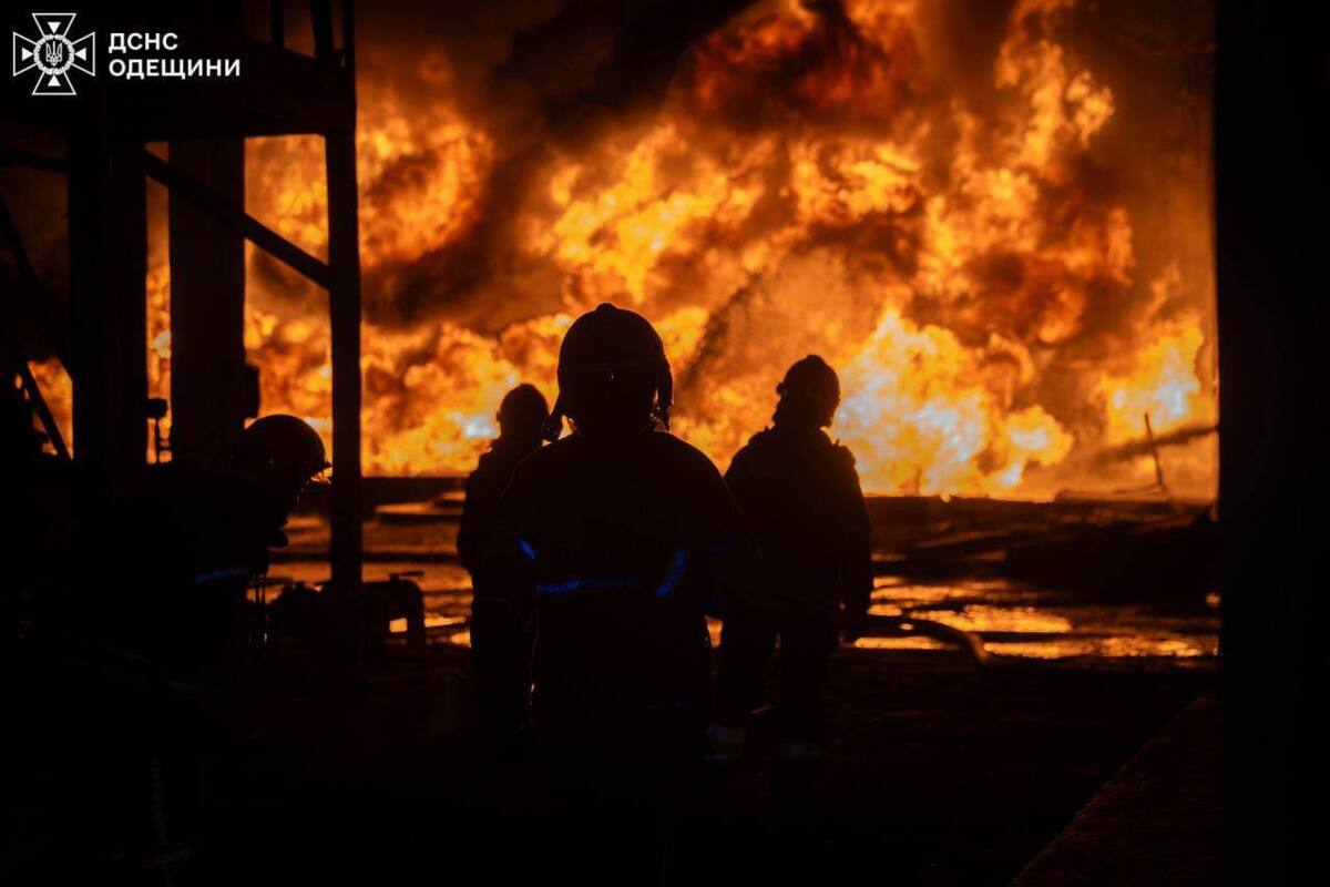 россияне снова били по Одессе: загорелась нефтяная инфраструктура / Фото: ГСЧС Одесской области россияне снова били по Одессе: загорелась нефтяная инфраструктура / Фото: ГСЧС Одесской области