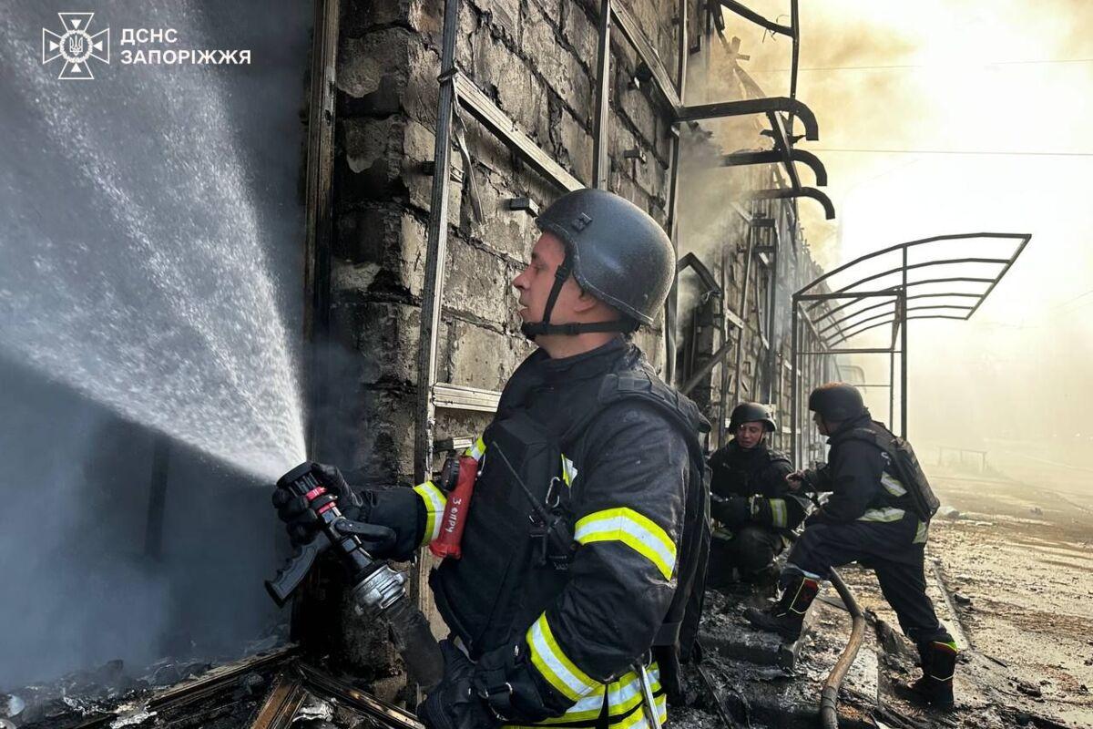 Нічні удари по Україні: ворог атакував цивільну забудову та анонсував нові атаки/Фото: ДСНС Росія масово атакує цивільні об'єкти в Україні і відкрито анонсує нові удари
