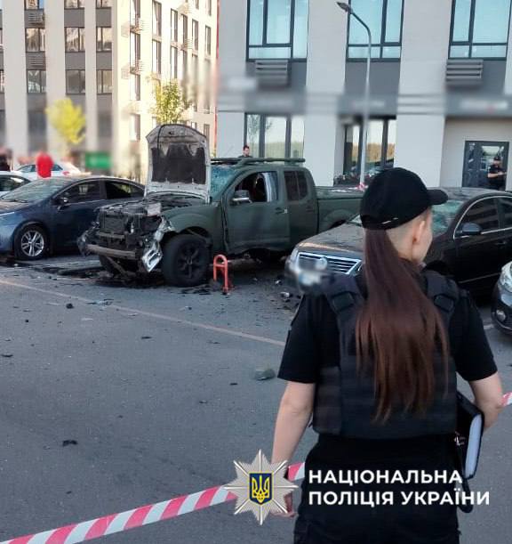 Фото з місця події у Подільському районі Києва