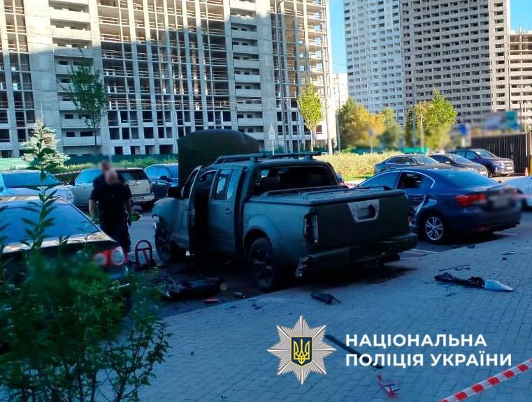 Фото з місця події у Подільському районі Києва