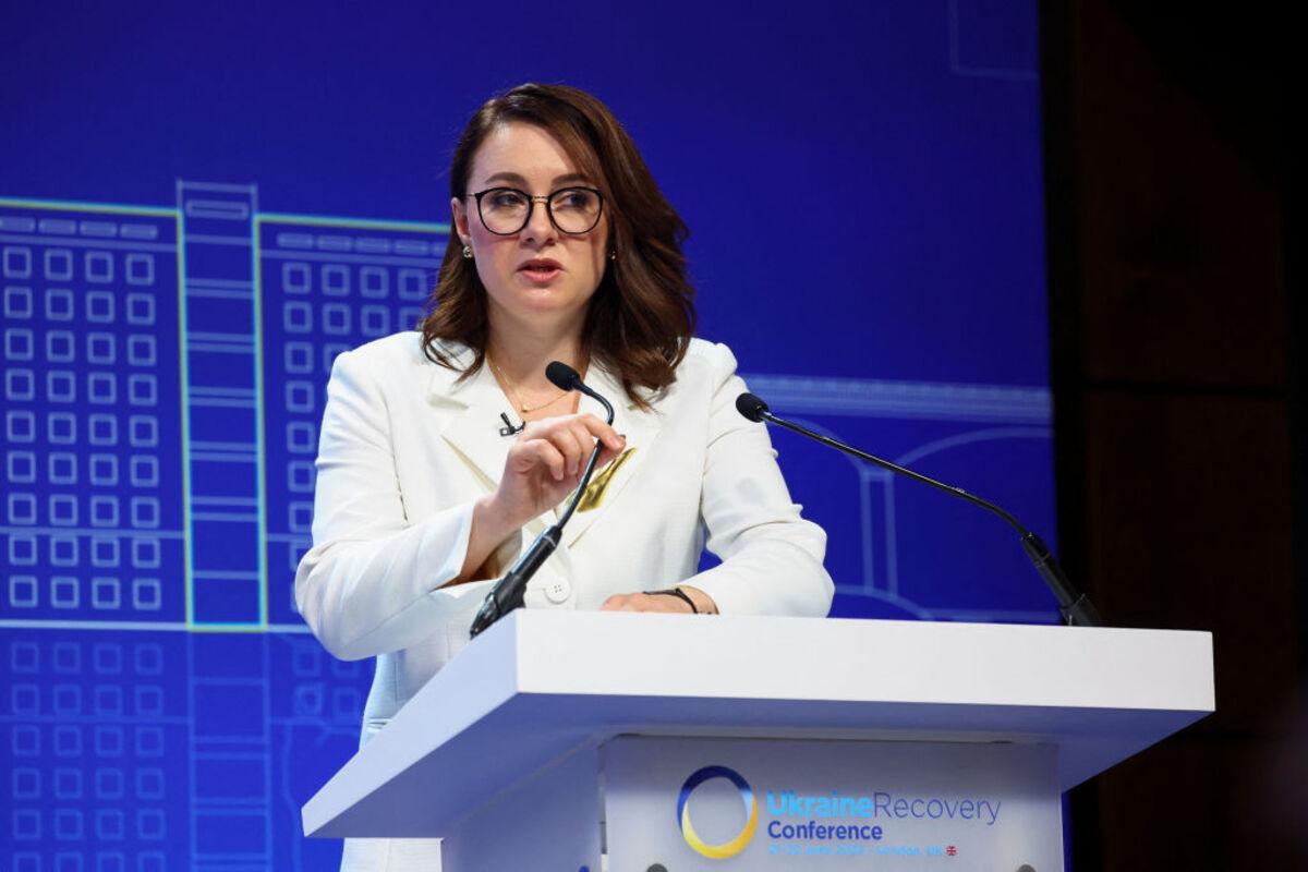 Свириденко ответила, когда разрешат выезд за границу для мужчин 18–22 лет