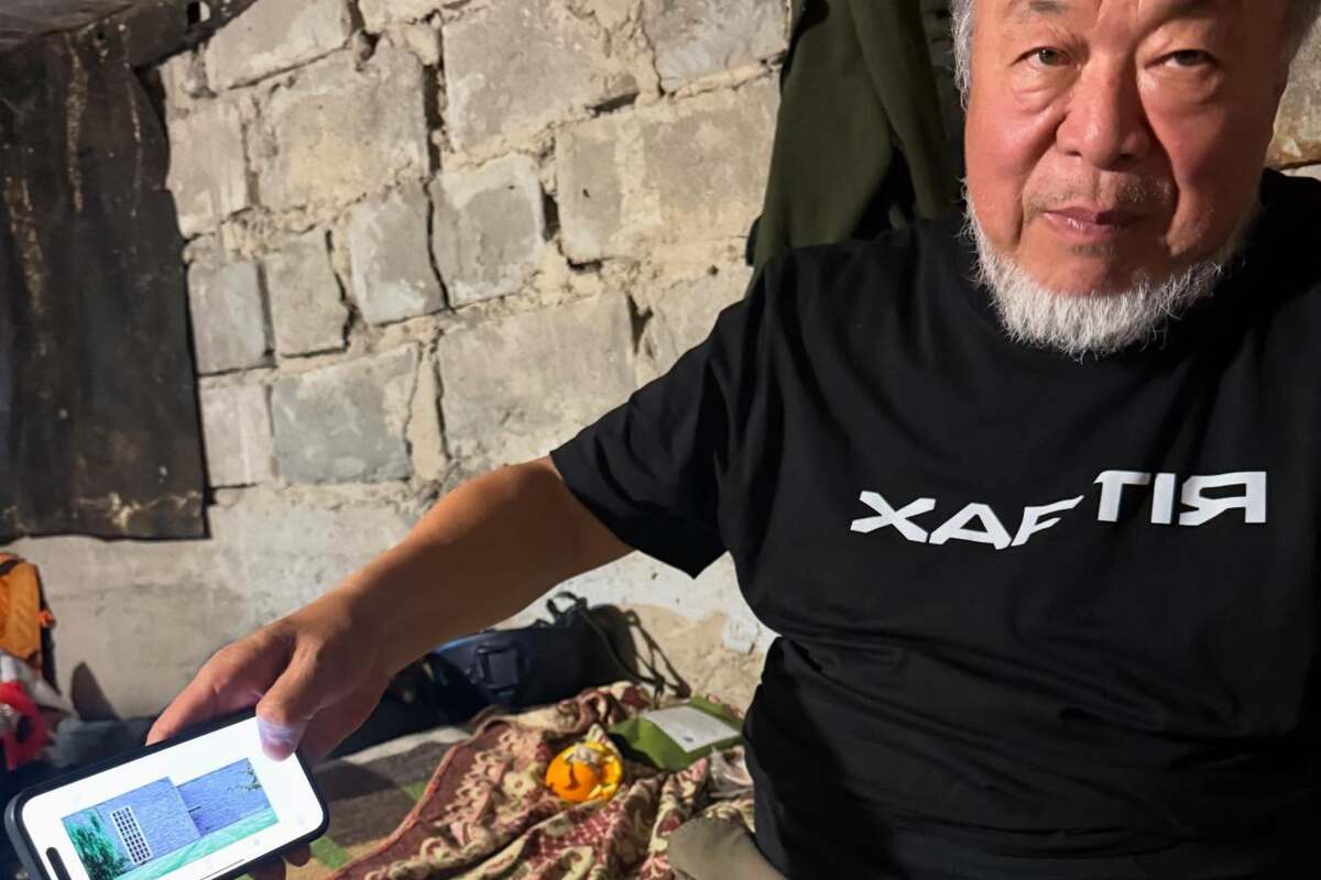 Звезда мирового искусства Ай Вэйвэй стал бойцом ВСУ? Первые кадры с фронта