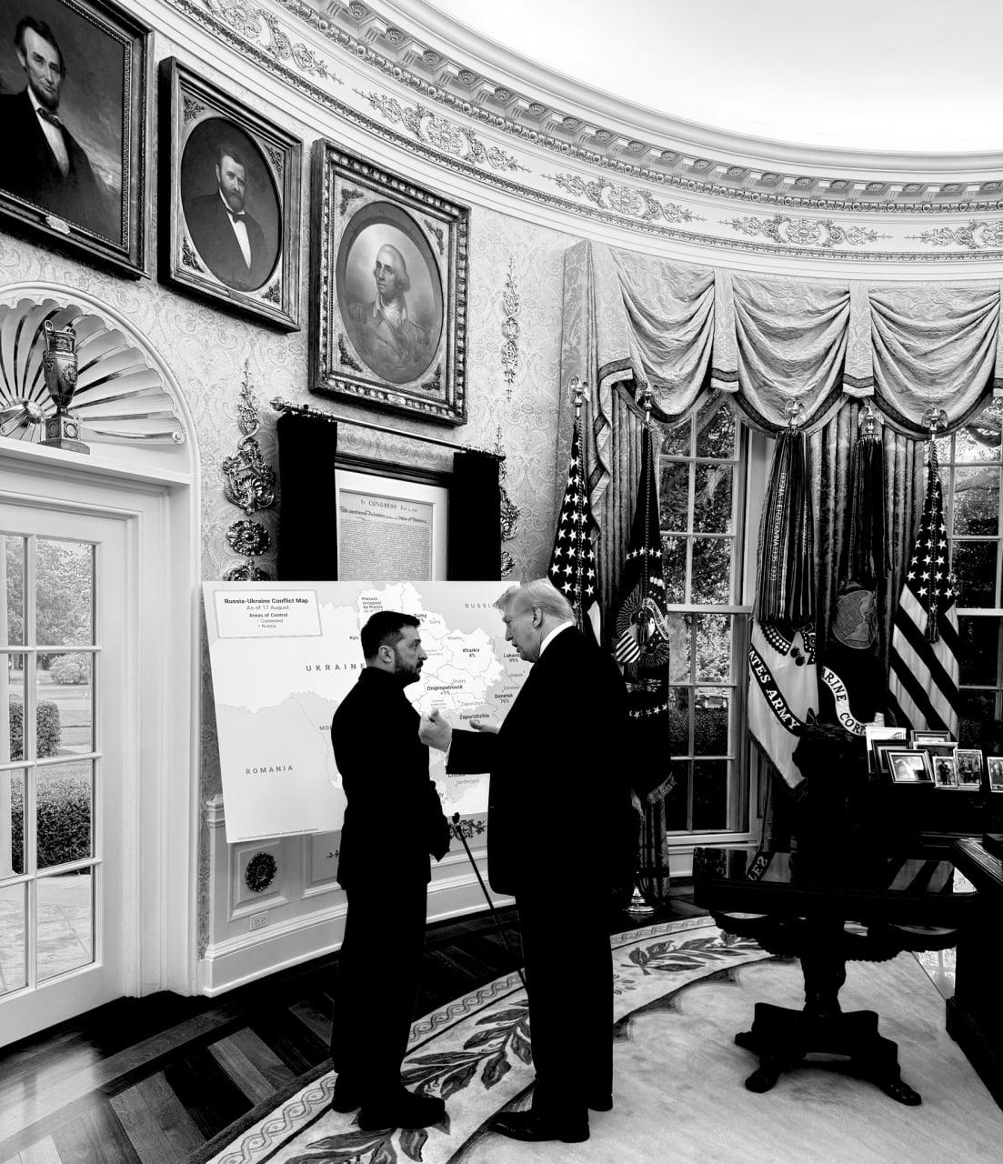 Зеленський і Трамп на фоні карти України