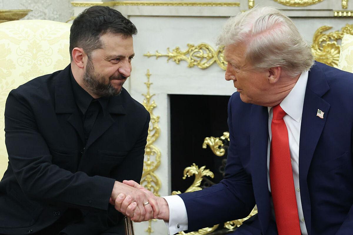 Зеленський подарував Трампу ключку для гольфу від українського військового/Фото: Getty Images Символ рівноваги: Зеленський зробив Трампу несподіваний подарунок