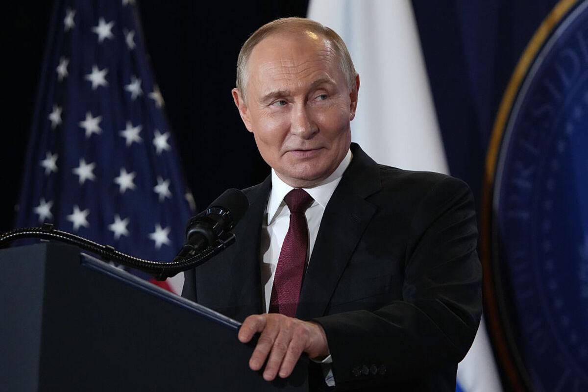 путин предлагал Трампу провести встречу с Зеленским в москве/Фото: Andrew Harnik/Getty Images путин предлагал Трампу провести встречу с Зеленским в москве