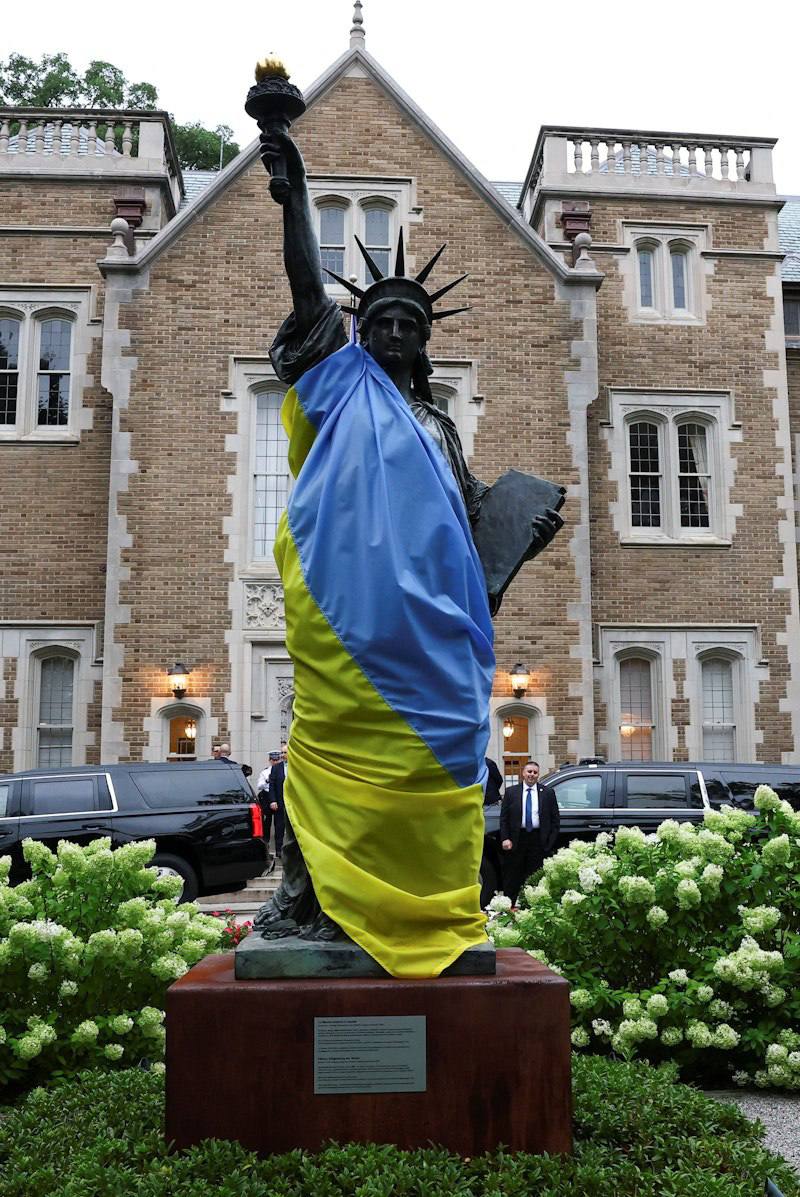 Статую Свободи біля посольства Франції у Вашингтоні одягнули у прапор України
