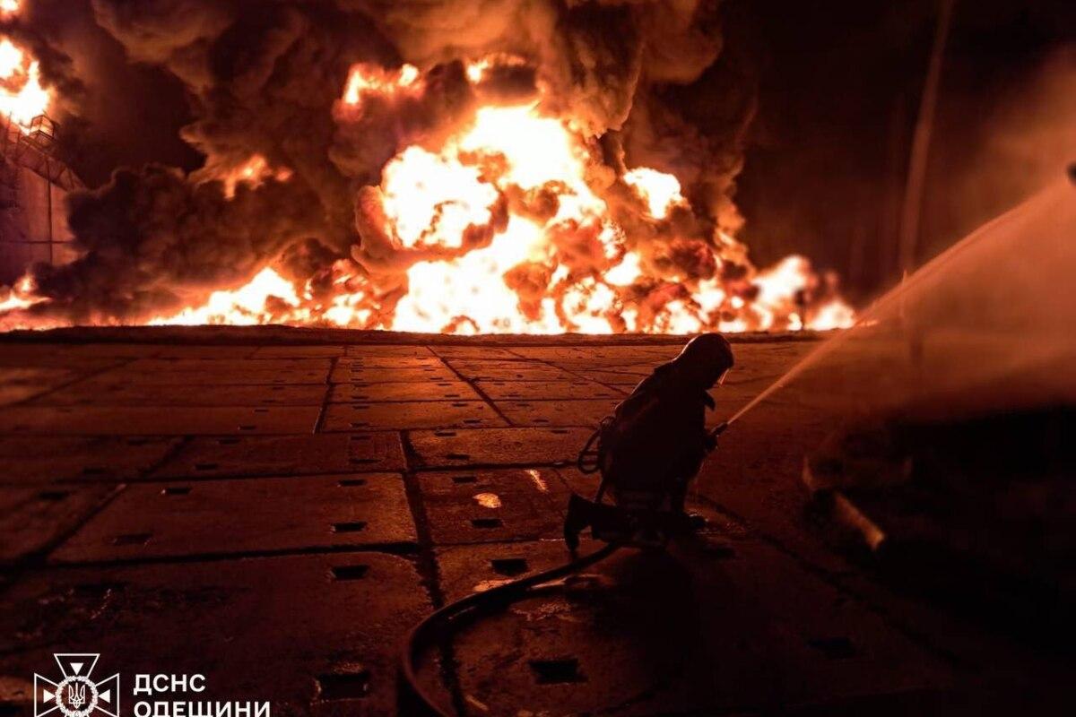 В Ізмаїльському районі через атаку "Шахедів" пошкоджено портову інфраструктуру / Фото: ДСНС Одеської області