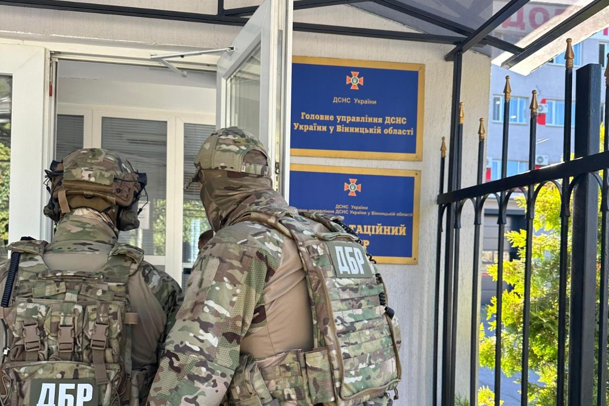 Вместо спасения людей - строительство: экс-руководителю ГСЧС объявили подозрение за принудительные работы/Фото: ГБР Вместо спасения людей - строительство: экс-руководителю ГСЧС объявили подозрение за принудительные работы/Фото: ГБР