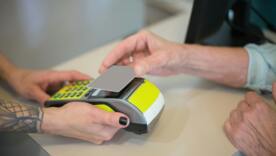 Готівка програє: українці все частіше платять картками/Фото: pexels Готівка програє: українці все частіше платять картками