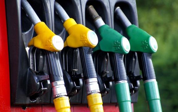 Атаки на нефтебазы: грозит ли украинцам дефицит топлива или повышение цен