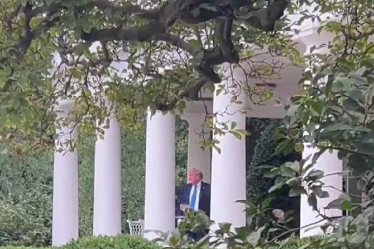 Стало известно, почему Трамп не ушел в отпуск! Он хочет ковать железо, пока горячо