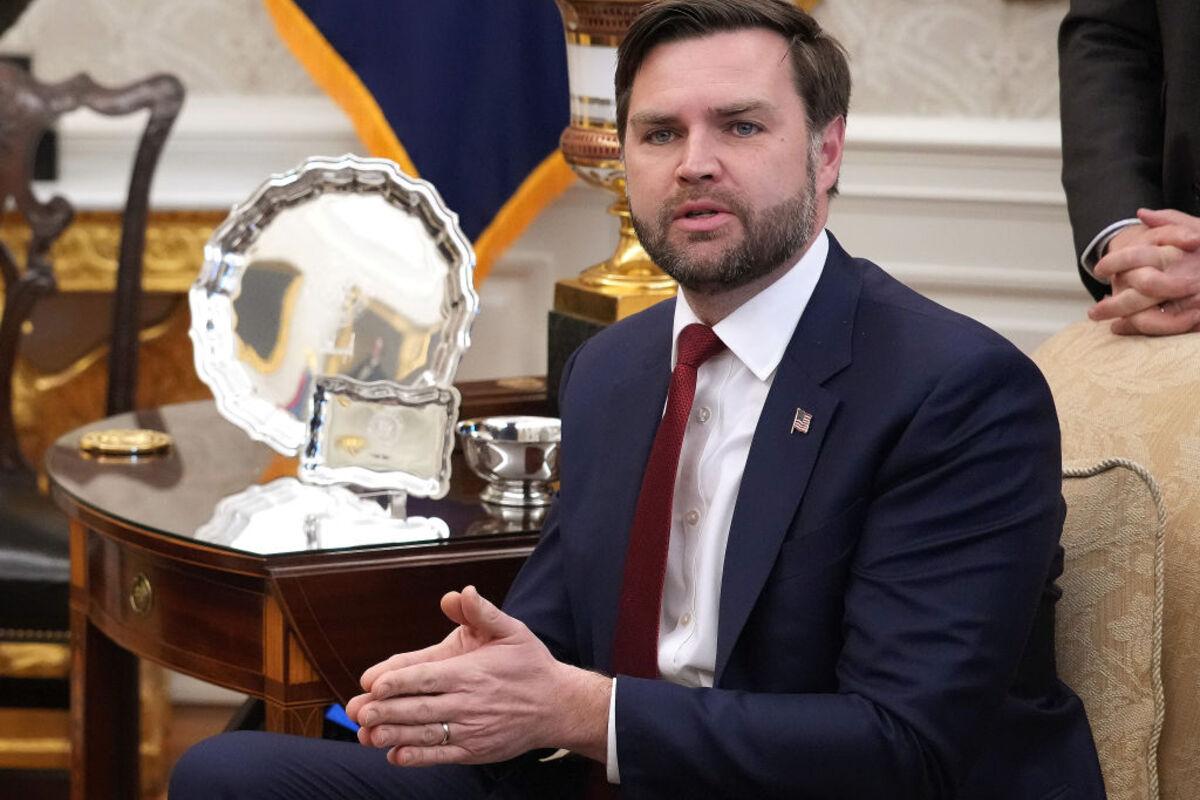 "Якщо будете поводитися добре": Венс поділився подробицями розмови із Зеленським у Білому домі/Фото: Getty Images Венс розповів, як "розтопив лід" жартом на зустрічі із Зеленським