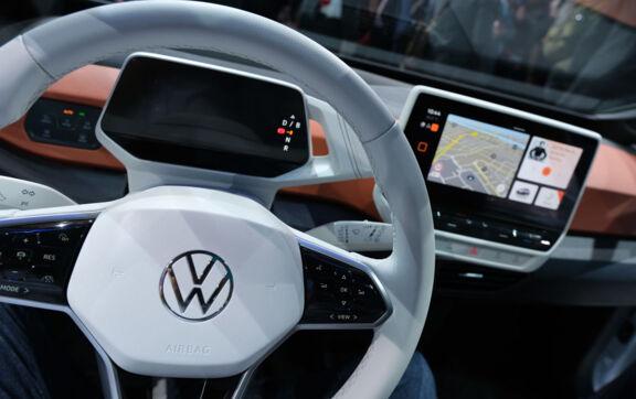 Volkswagen звинувачують у смертельних аваріях через сенсорні кнопки на кермі/Фото: Sean Gallup/Getty Images Volkswagen звинувачують у смертельних аваріях через сенсорні кнопки на кермі