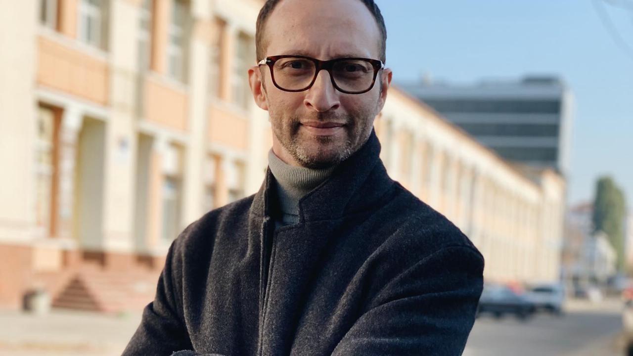 Ведучий Міша Крупін показав, як навчаються пілоти FPV-дронів і ледь не провалив екзамен