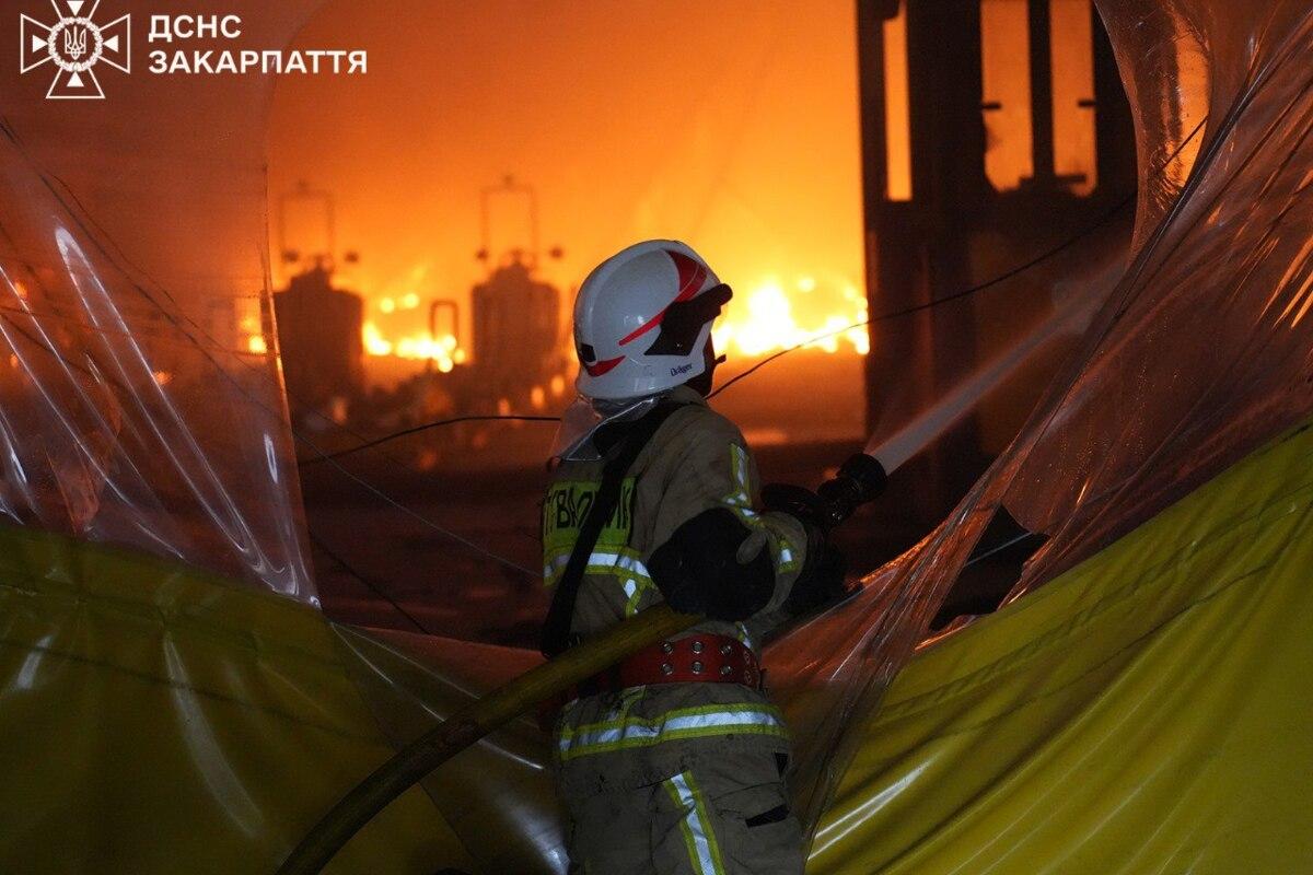 Ракетний удар по Мукачеву: рятувальники вже добу борються з вогнем