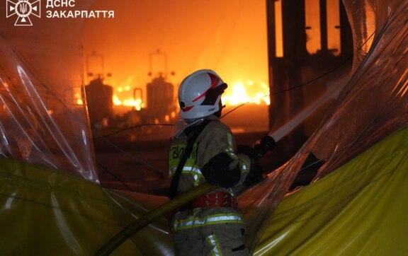 Ракетний удар по Мукачеву: рятувальники вже добу борються з вогнем