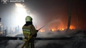 Пошкоджений ракетами завод у Мукачеві не закриється: компанія збереже 2600 робочих місць/Фото: ДСНС Завод у Мукачеві не здається: американська компанія Flex відновить роботу після удару