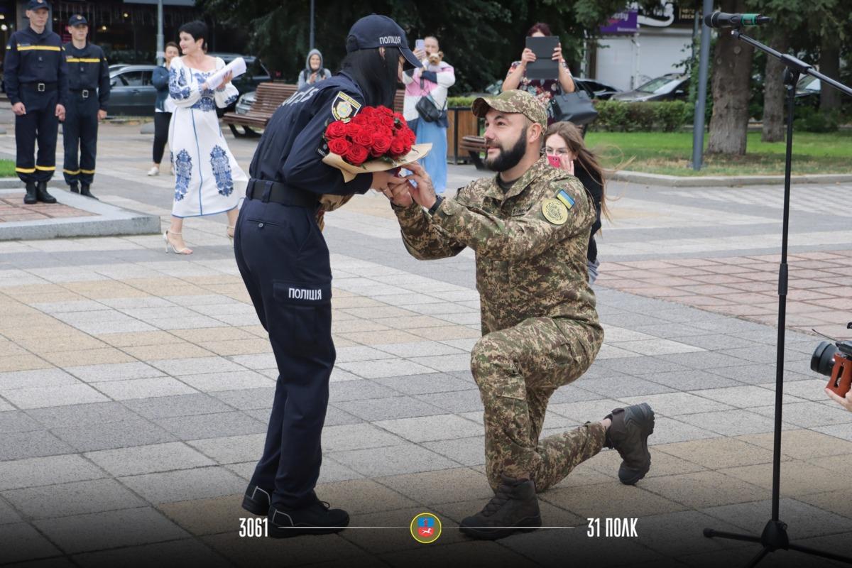 Дві присяги одного дня: у Черкасах військовий поєднав День Прапора та освідчення Дві присяги одного дня: у Черкасах військовий поєднав День Прапора та освідчення