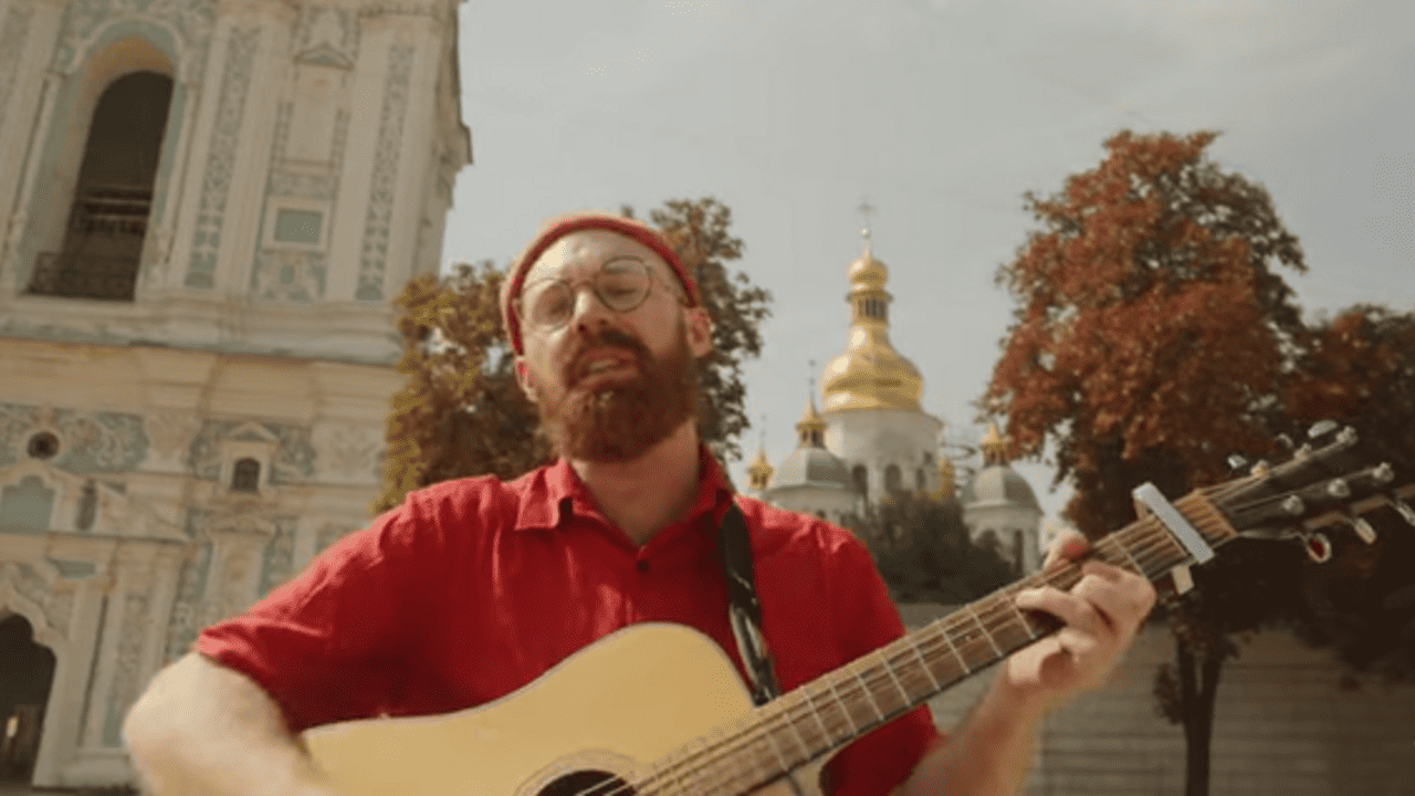 Немецкий музыкант искренне и уютно спел о Киеве и украинской кухне