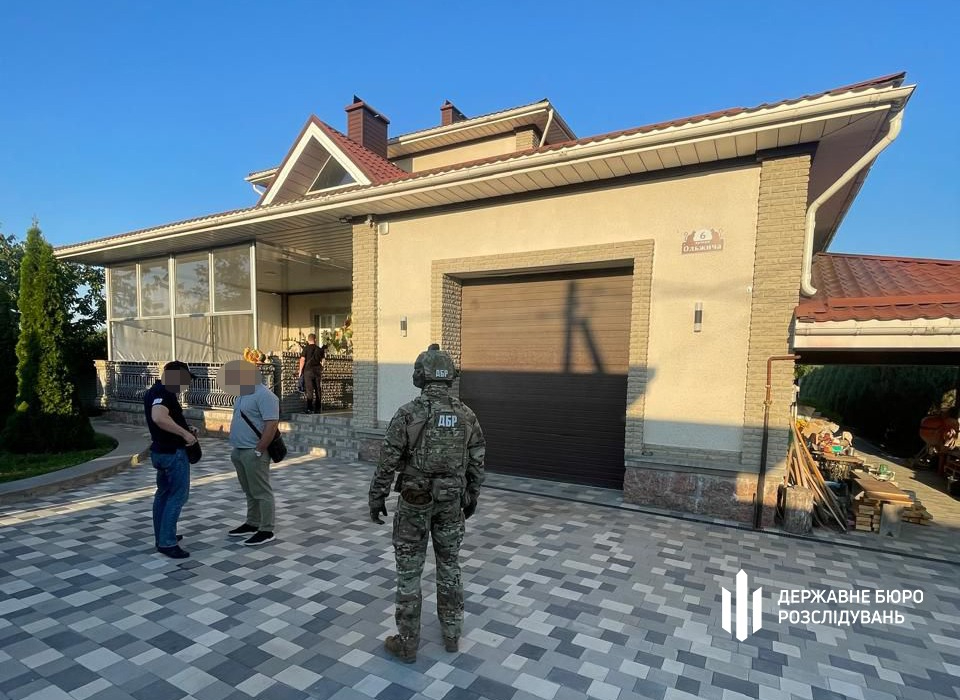 Мільйонні оборудки: директорка "заробила" на неякісному маслі для військових/Фото: ДБР