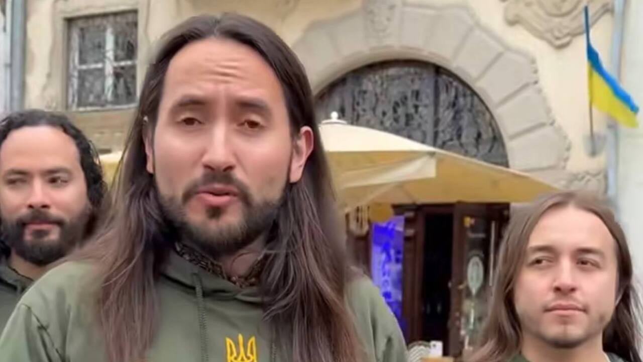 Группа из Колумбии и хор "Западный ветер" исполнили гимн УНР в центре Львова