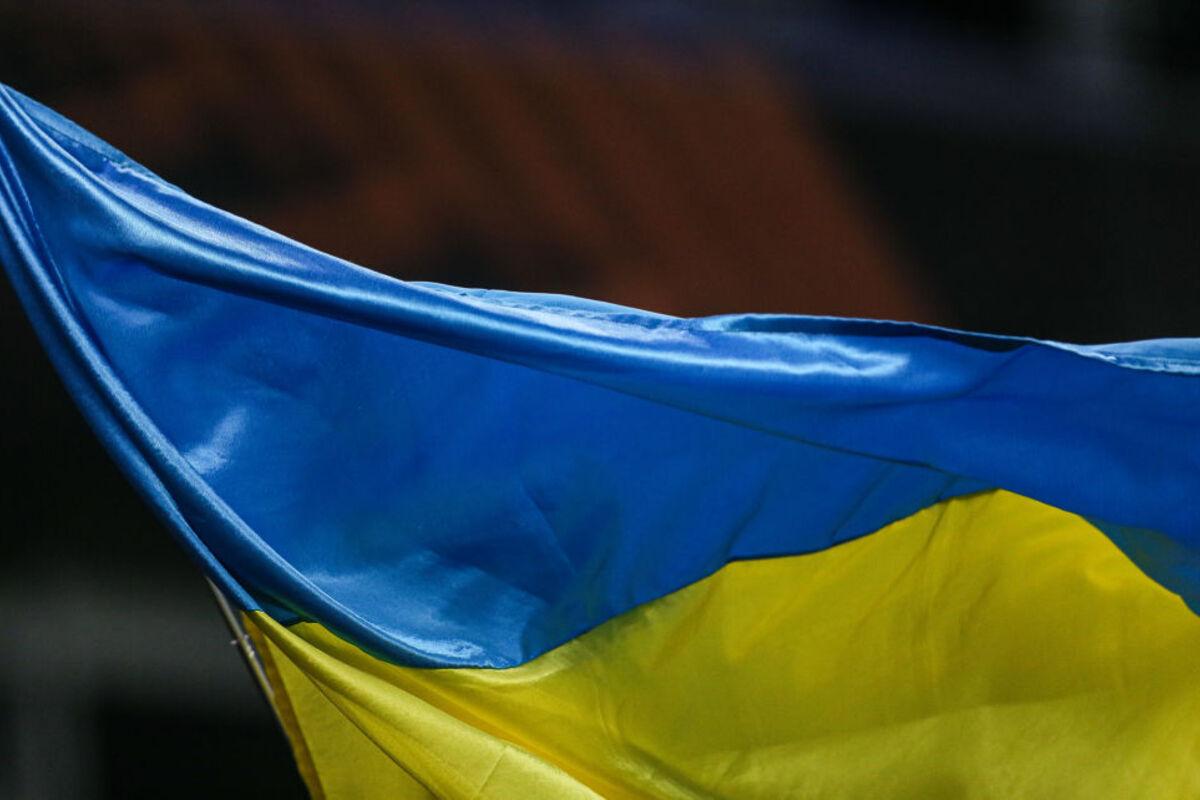Защита от непогоды: главный флаг на Печерских холмах временно убрали/Фото: Getty Images Необычный инцидент: почему главный флаг Украины не реет над Киевом