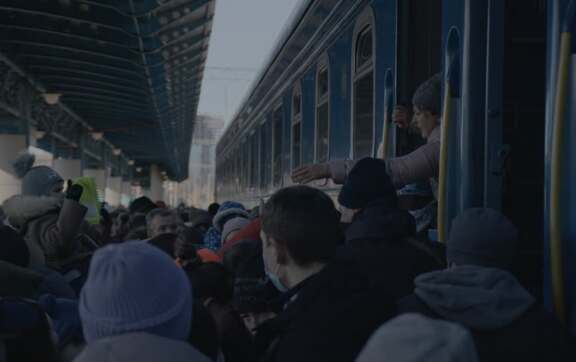 "Пісні землі, що повільно горить" / Кадр з фільму "Пісні землі, що повільно горить": фільм-щоденник, який змусить вас плакати