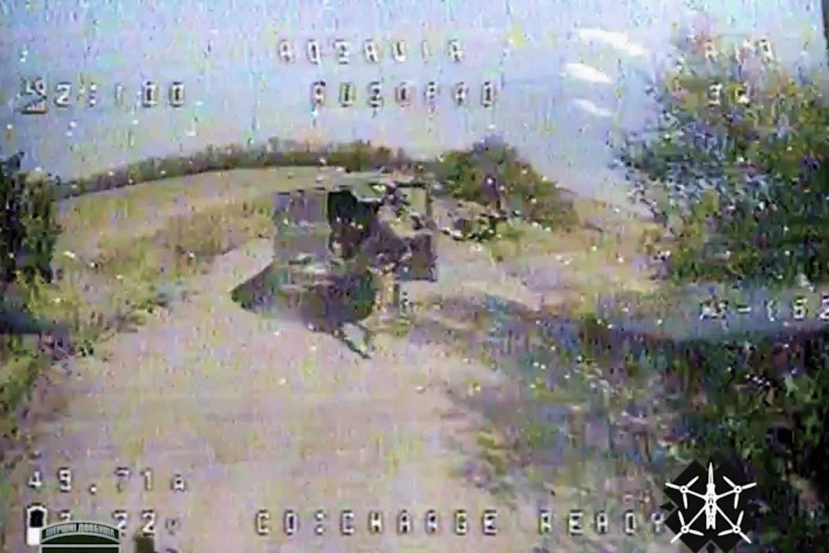 Дрон-камікадзе 68 ОЄБр уразив ворожу техніку біля Григорівки/Фото: кадр з відео Шершні Довбуша Ефективна робота ЗСУ: дрон "Шершнів Довбуша" знищив ворожу техніку, що рухалася до Покровська