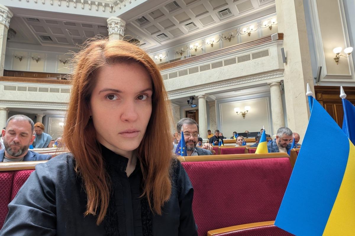 Безуглая подала в суд на Тополю / Фото: facebook.com/bezuhlamariana Безуглая подала в суд на Тополю! Депутат обвинила певца в мошенничестве с командировками