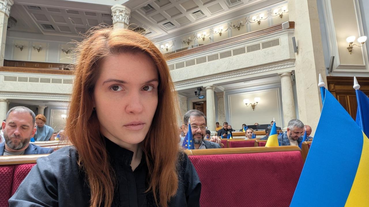 Безуглая подала в суд на Тополю! Депутат обвинила певца в мошенничестве с командировками