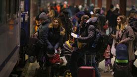Мужчин в возрасте 18–22 лет уже начали выпускать за границу/Фото: Sean Gallup/Getty Images Мужчин в возрасте 18–22 лет уже начали выпускать за границу