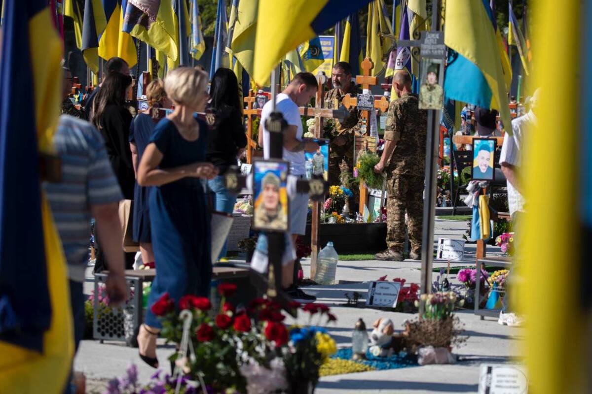 Украина чтит память: в Киеве установлен Мемориал с казацким крестом на Берковецком кладбище / Фото: Виталий Кличко Украина чтит память: в Киеве установлен Мемориал с казацким крестом на Берковецком кладбище / Фото: Виталий Кличко
