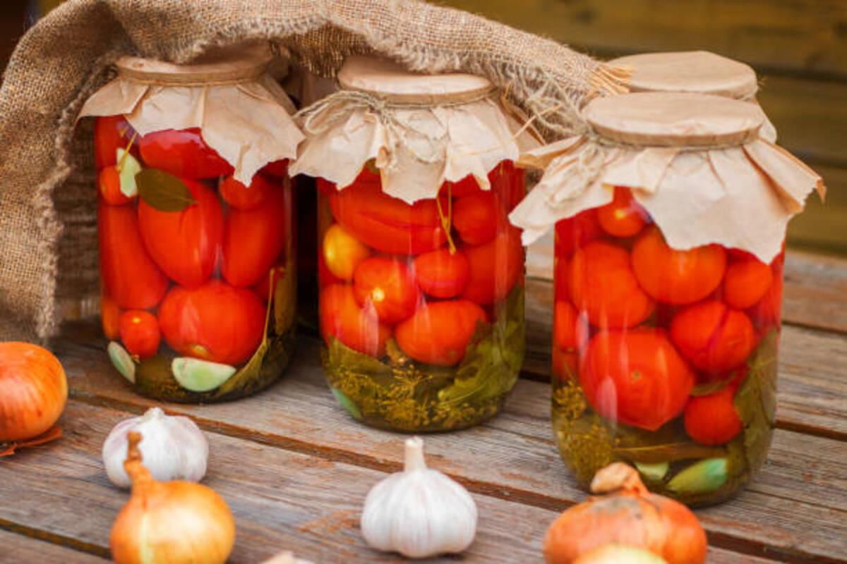 Рецепт неймовірних консервованих помідорів/Фото: istockphoto Запас на зиму: рецепт неймовірних консервованих помідорів