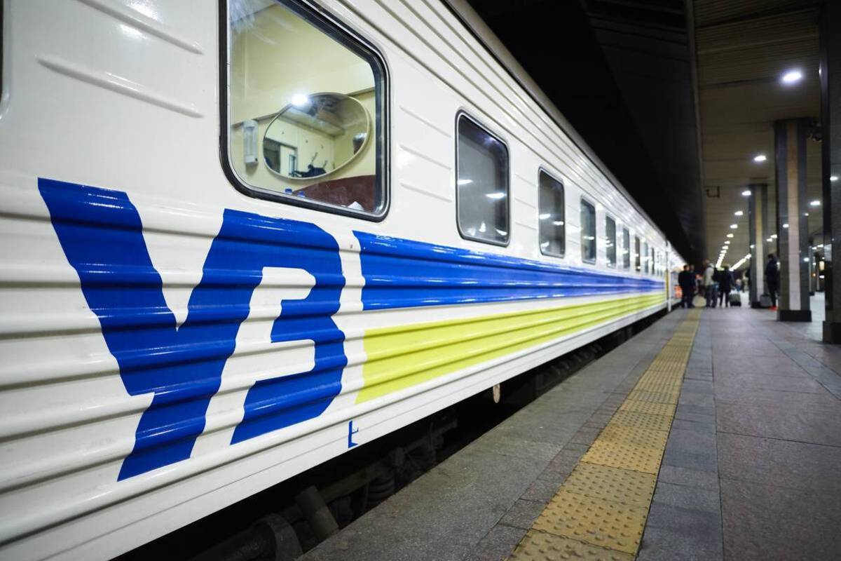 Удар по залізниці: які поїзди затримуються на Київщині Удар по залізниці: які поїзди затримуються на Київщині