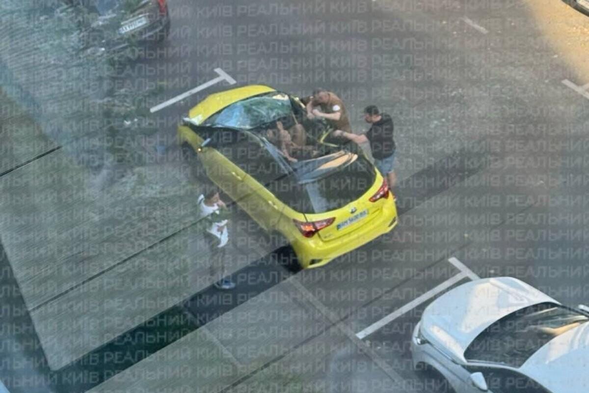 Авто-рятівник: як у Києві чоловік вижив після падіння з 19-го поверху/Фото: telegram Авто-рятівник: як у Києві чоловік вижив після падіння з 19-го поверху