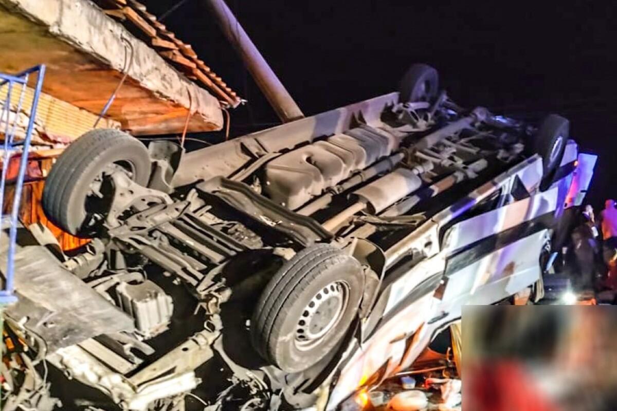 Аварія на трасі: бус із 18 особами перекинувся на Миколаївщині, що відомо