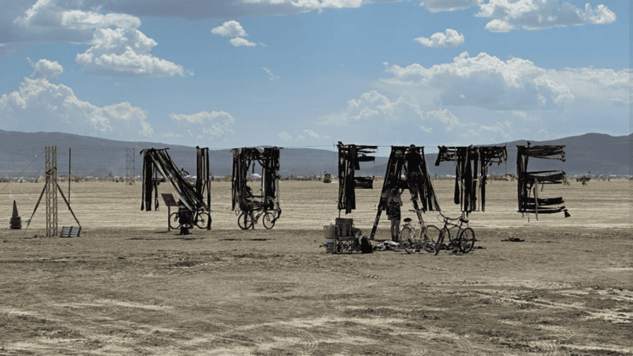 "No Fate": як знищений бурею на Burning Man український проєкт став символом свободи вибору