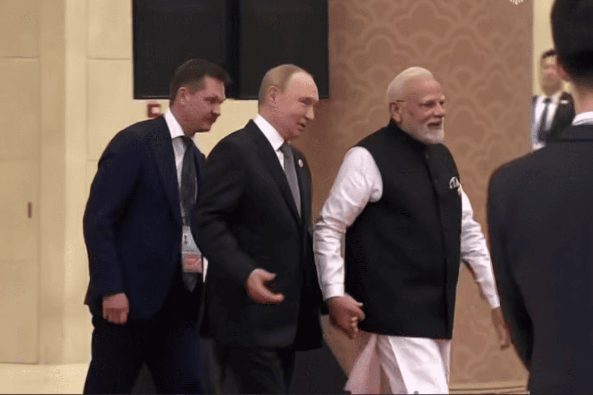 "От всей души": Путин и Моди устроили "поцелуи" на саммите ШОС/Фото: кадр из видео Кремля Кремлёвская мелодрама: Путин и Моди вновь демонстрируют "нежные" чувства на саммите ШОС