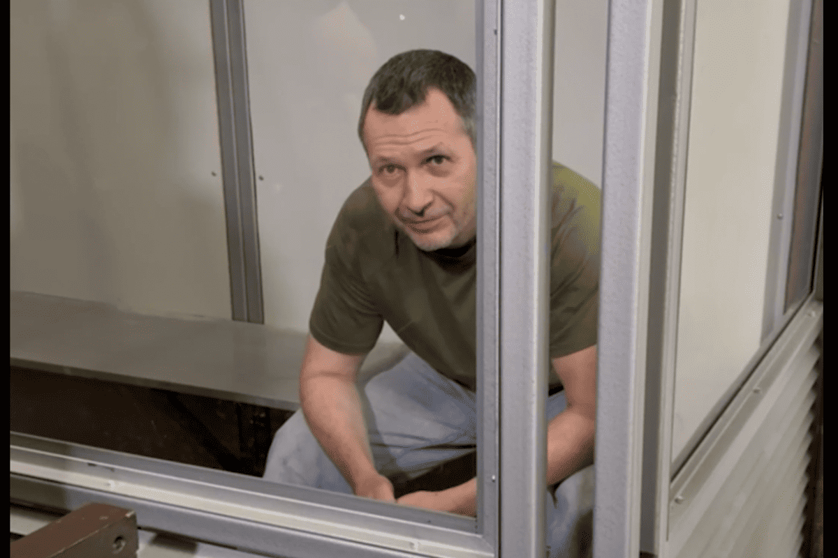 Син підозрюваного у вбивстві Парубія: стало відомо, ким був хлопець/Фото: кадр з відео Суспільного Підозрюваний у вбивстві Парубія: хто такий Михайло Сцельніков і чому він хоче, щоб його обміняли