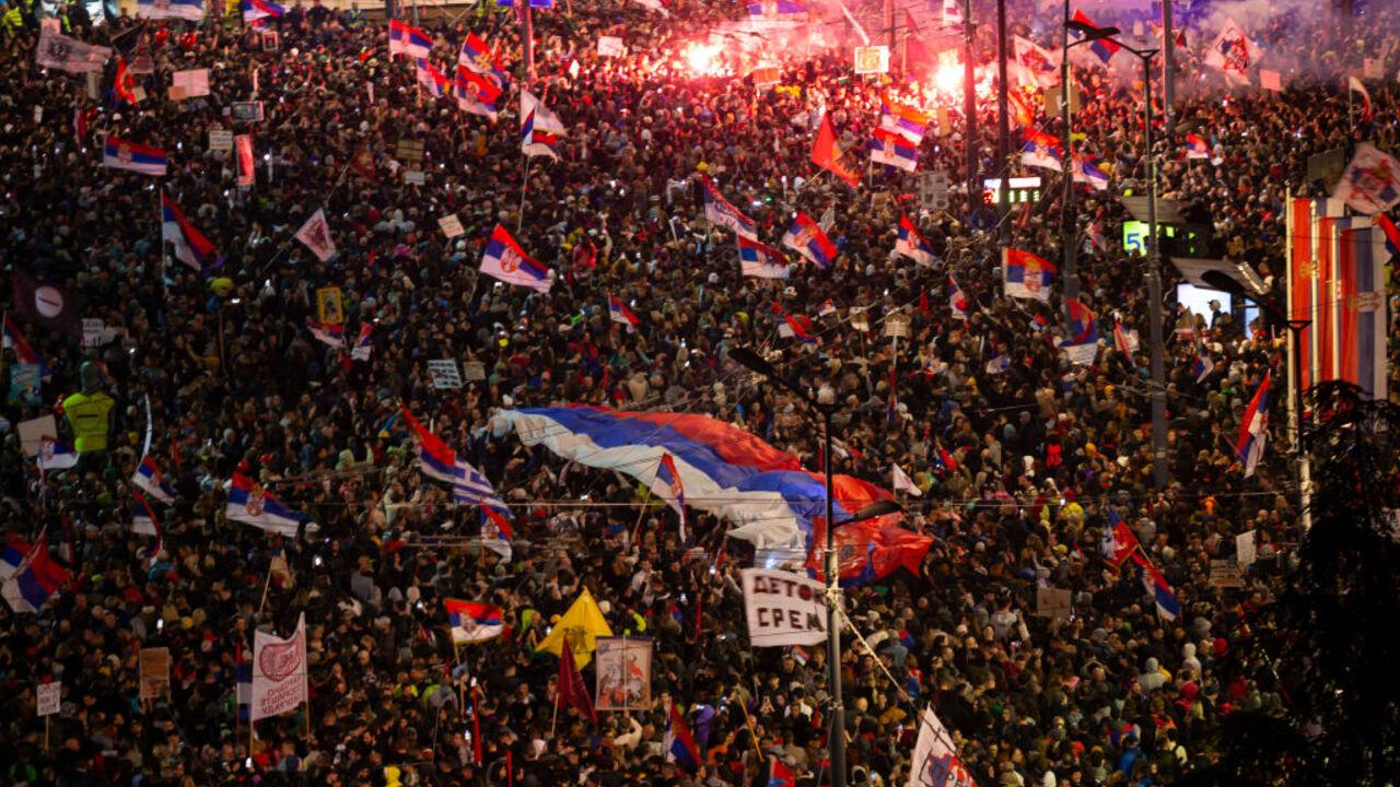 Напруга на Балканах: Хорватія бʼє на сполох, поки тисячі сербів вимагають зміни влади