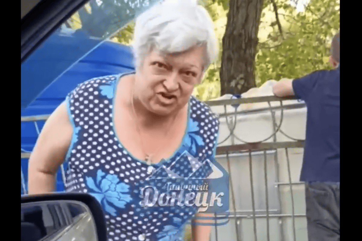 Через брак води в Донецьку: у дитсадку місцеві влаштували бійку/Фото: кадр з відео У Донецьку місцеві мешканці б'ються за воду з дитсадка, але кричать, що "не за Україну". Відео