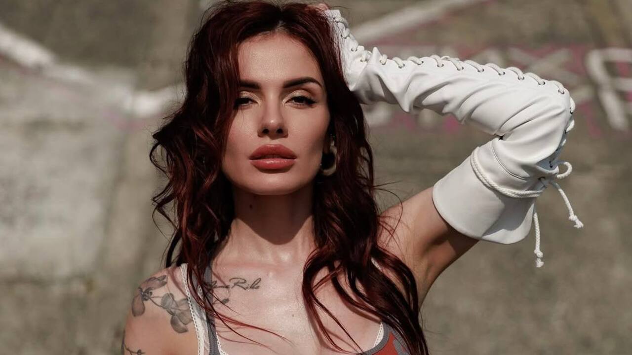 "Одна из самых трудных задач в моей жизни": MamaRika вышла на сцену с серьезной травмой