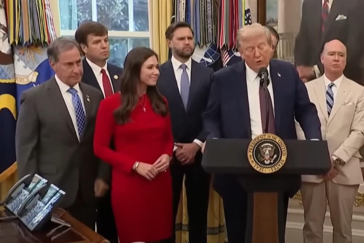 Трамп заявив про намір зупинити війну в Україні та констатував розчарування в Путіні. Ще він анонсував пакет допомоги Україні Трамп заявив про намір зупинити війну в Україні та констатував розчарування в Путіні. Ще він анонсував пакет допомоги Україні