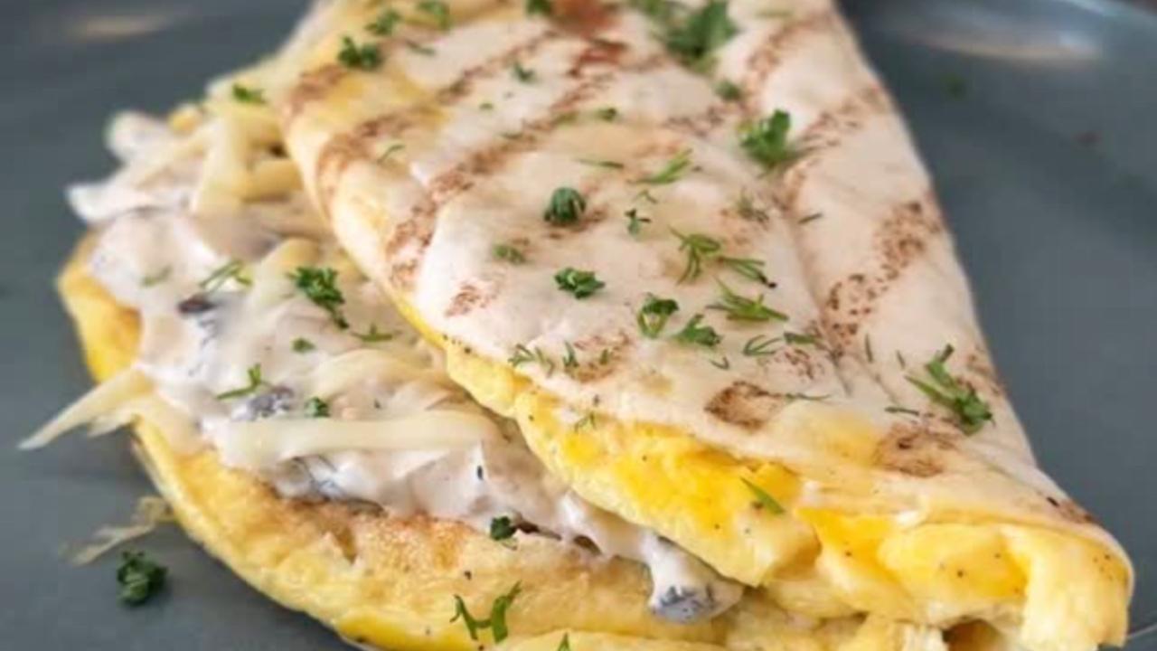 Нежный омлет с грибным соусом: сытный и вкусный завтрак