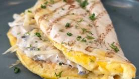 Нежный омлет с грибным соусом: сытный и вкусный завтрак