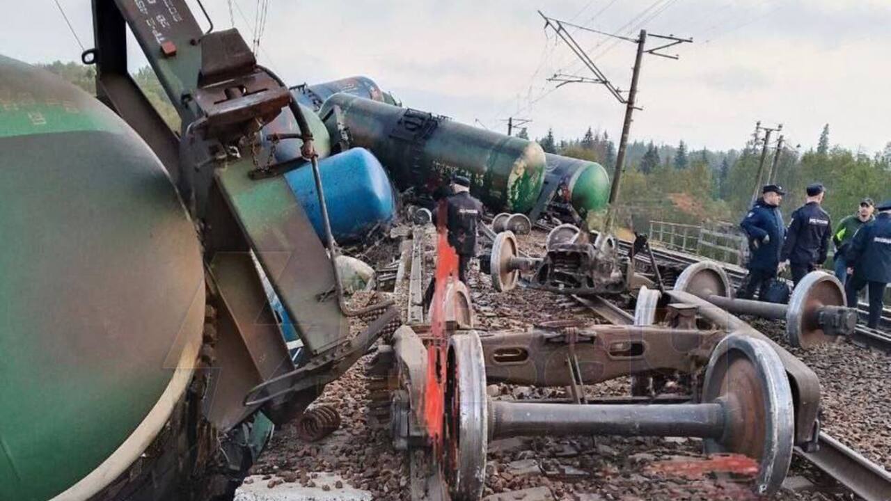 Несчастливый маршрут: два поезда сошли с рельсов в РФ