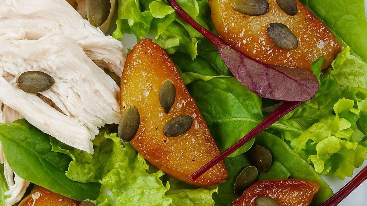 Вкусная осень: нежный салат с курицей и карамелизированной грушей покорит ваши вкусовые рецепторы